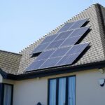 Panele fotowoltaiczne na dachu domu przed rozbudową instalacji
