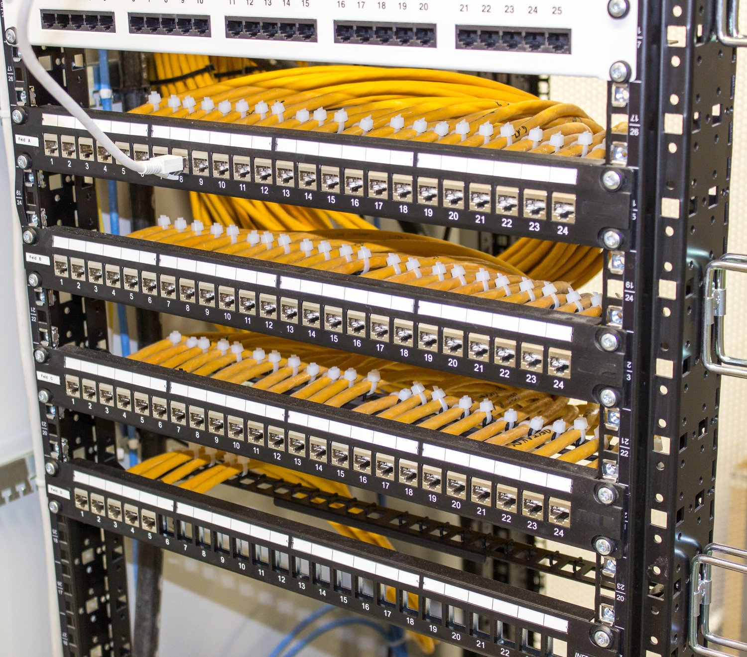 Szafa teleinformatyczna z panelem krosowym i przewodami